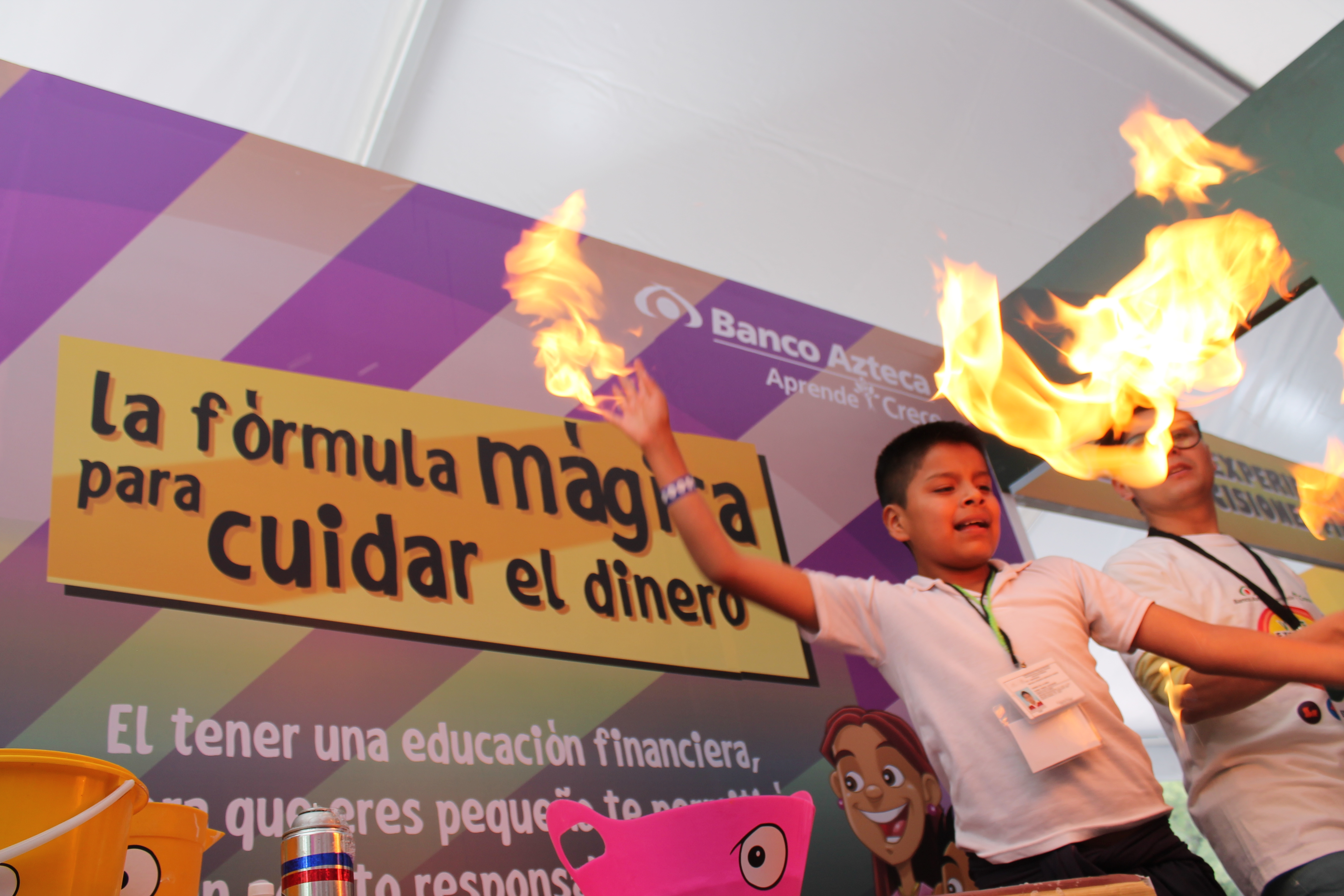 Niños concursando en los experimentos financiero de Banco Azteca
